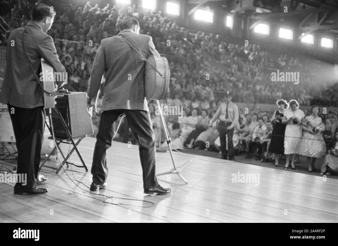 Elvis Presley durante una actuación en la Universidad de Dayton Fieldhouse, 27 de mayo de 1956. Foto de stock