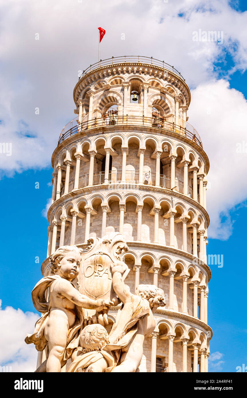 Pisa, Italia - Septiembre 03, 2019: la famosa torre inclinada de Pisa o La Torre di Pisa junto con la Fontana dei putti, la fuente con ángeles en Foto de stock