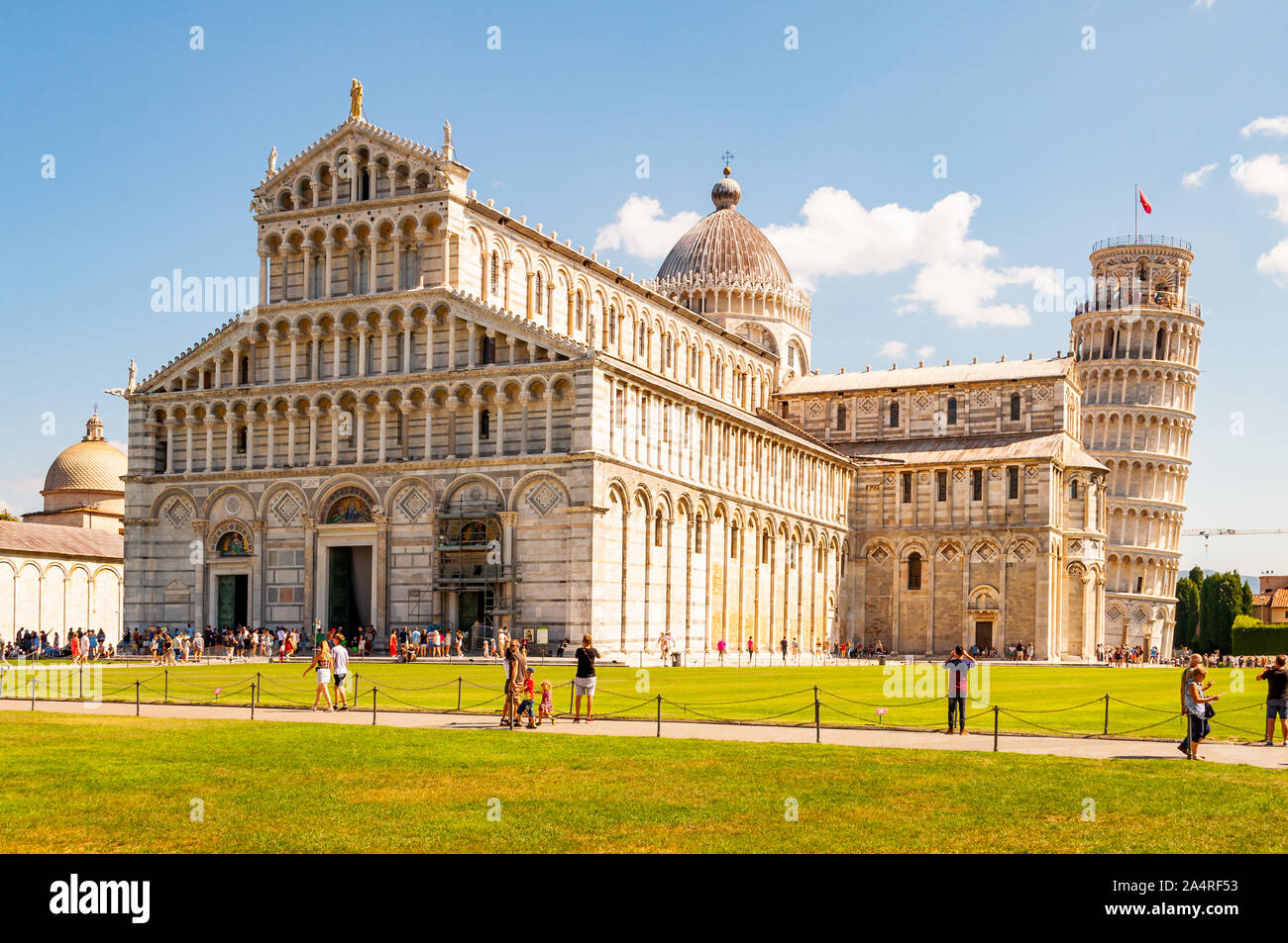 Pisa, Italia - Septiembre 03, 2019: El complejo de la Catedral de Pisa o Cattedrale di Pisa y la famosa torre inclinada de Pisa o La Torre di Pisa Foto de stock