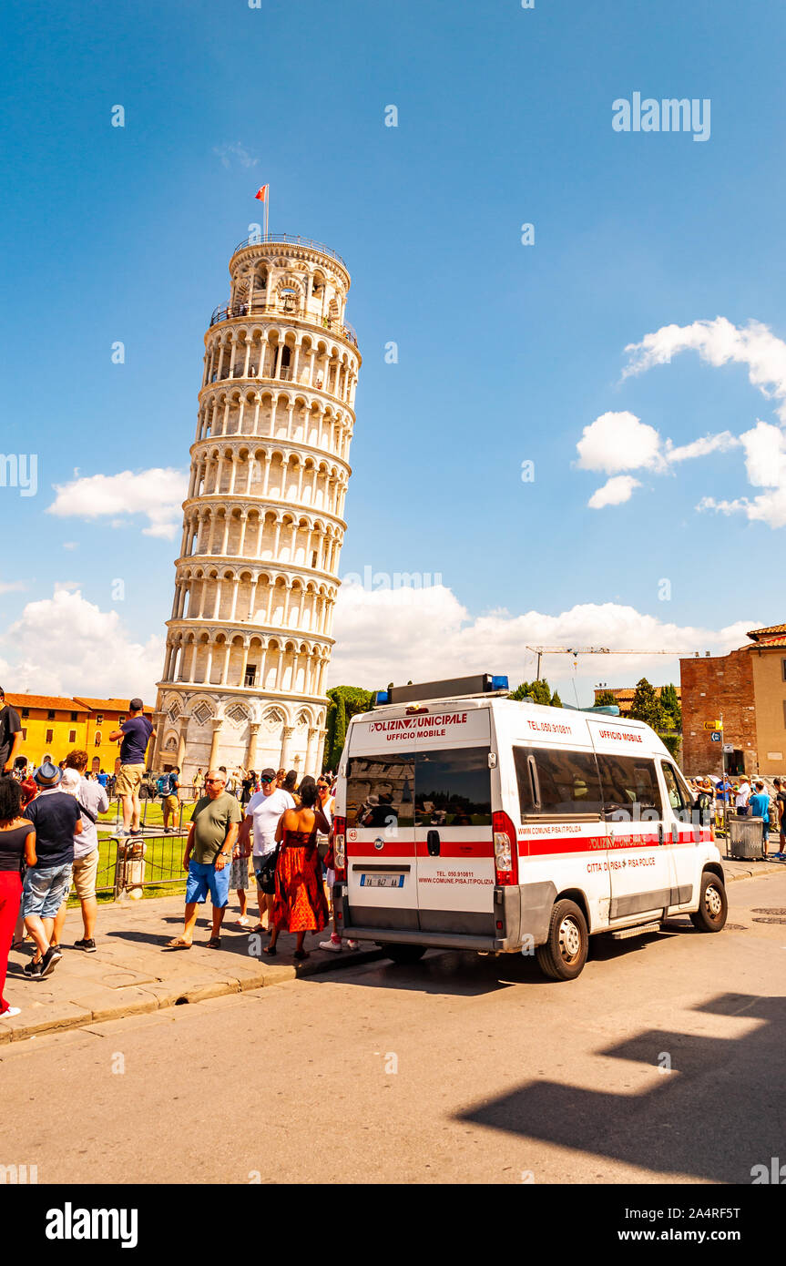 Pisa, Italia - Septiembre 03, 2019: la famosa torre inclinada de Pisa o La Torre di Pisa, en la Plaza de la Catedral, la Plaza del Duomo, llena de turistas y Foto de stock