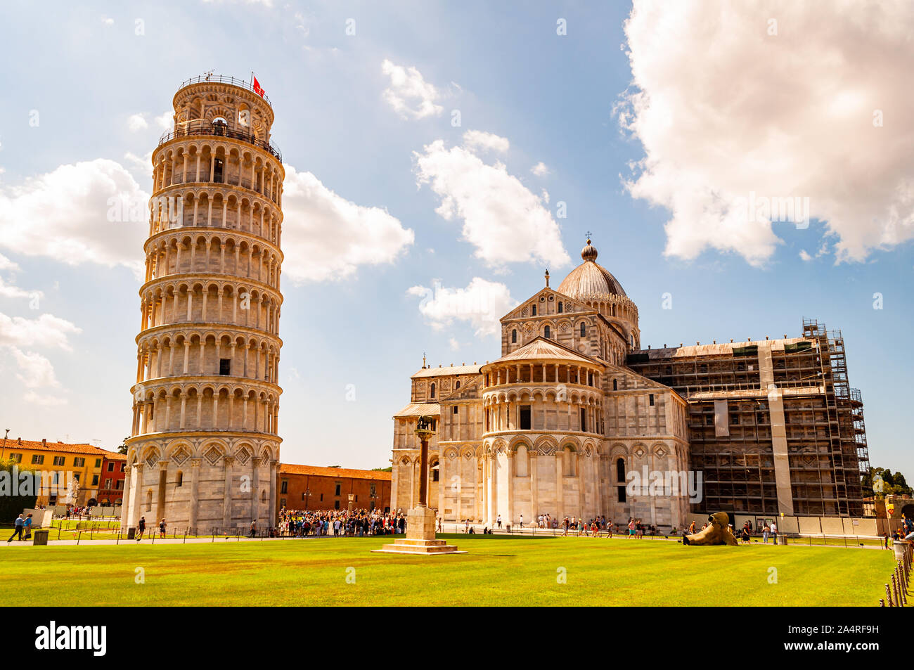 Pisa, Italia - Septiembre 03, 2019: El complejo de la Catedral de Pisa o Cattedrale di Pisa y la famosa torre inclinada de Pisa o La Torre di Pisa Foto de stock