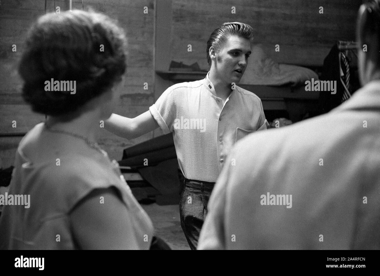 Elvis Presley backstage con ventiladores en la Universidad de Dayton Fieldhouse, 27 de mayo de 1956. Foto de stock