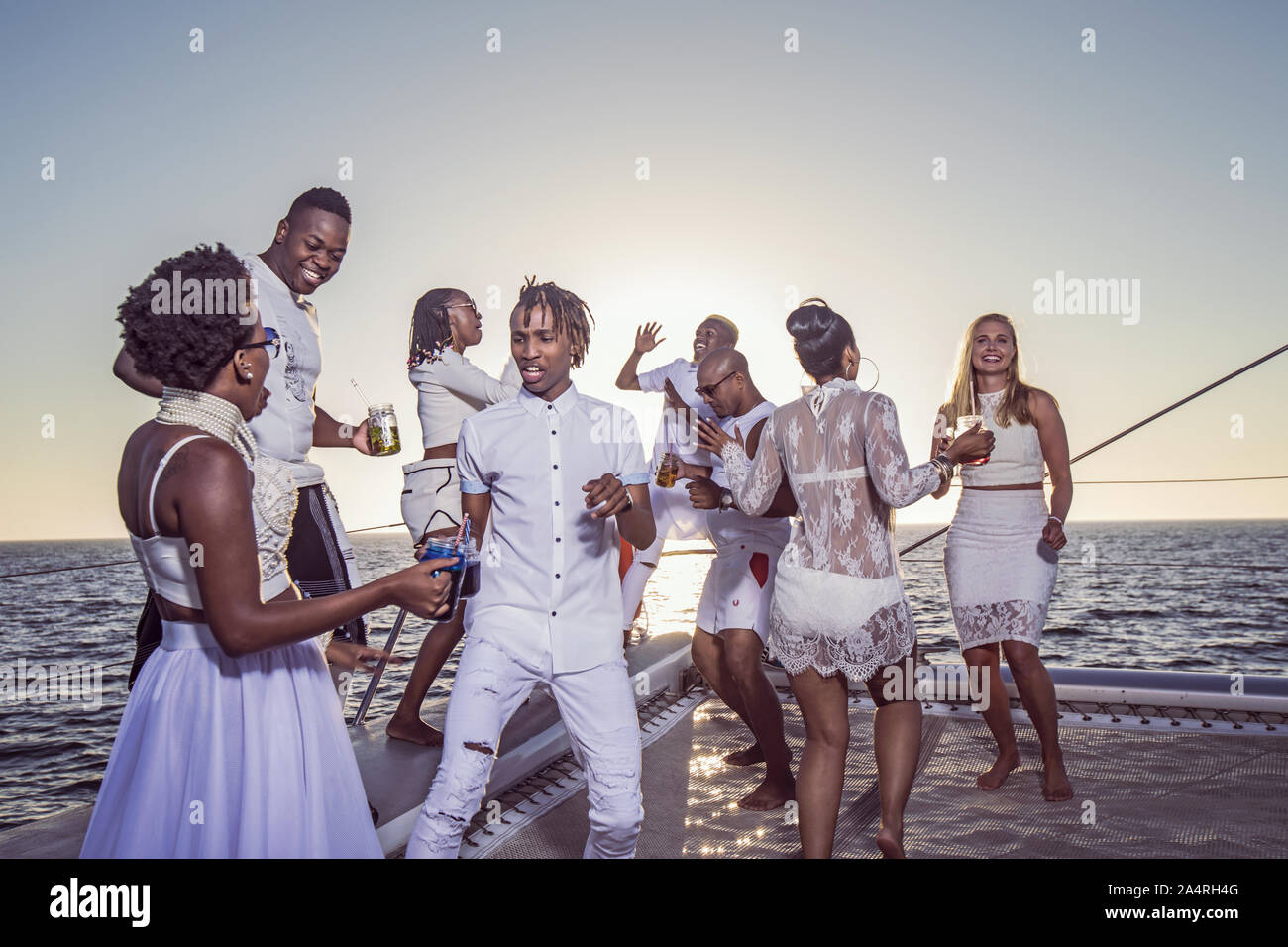 La gente vestida de blanco de fiesta en un yate Fotograf a de