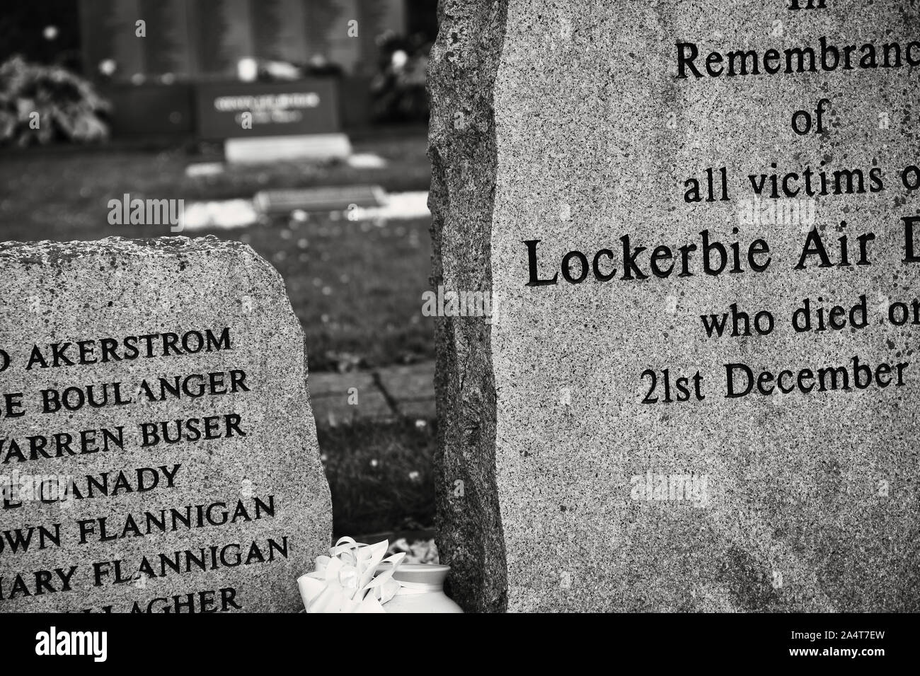 Imagen en blanco y negro de memorial lápidas en el caso Lockerbie, Jardín del Recuerdo, Dryfesdale cementerio, Lockerbie, Dumfries y Galloway, Escocia Foto de stock