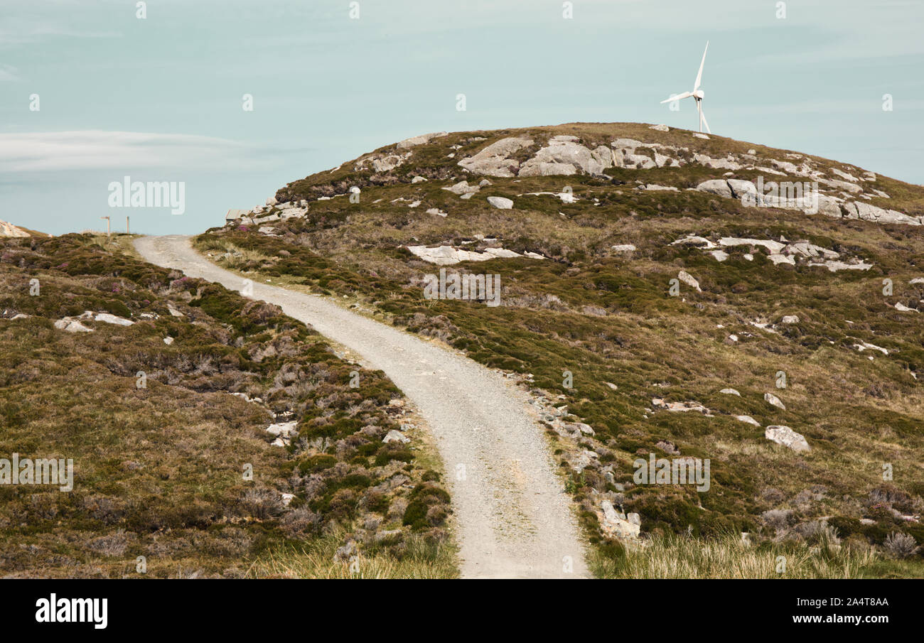 Solo aerogenerador en Cerro Verde produciendo energía limpia, Isla de Lewis y Harris, Hébridas Exteriores, Escocia Foto de stock