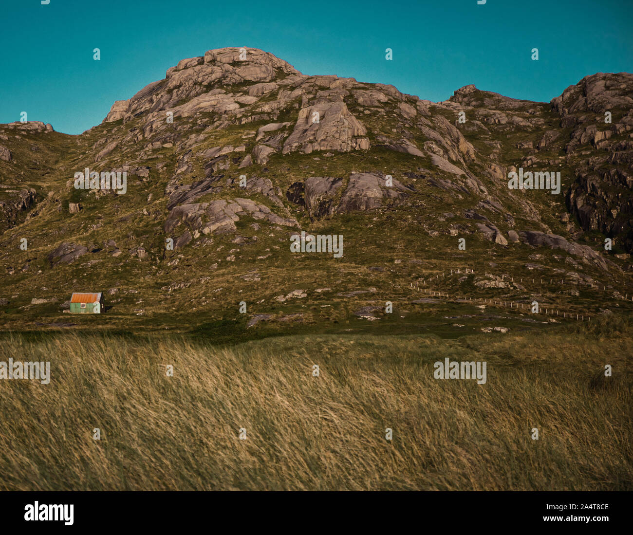 Moody imagen atmosférica de la pequeña capilla en la base de las montañas en un lugar remoto Foto de stock