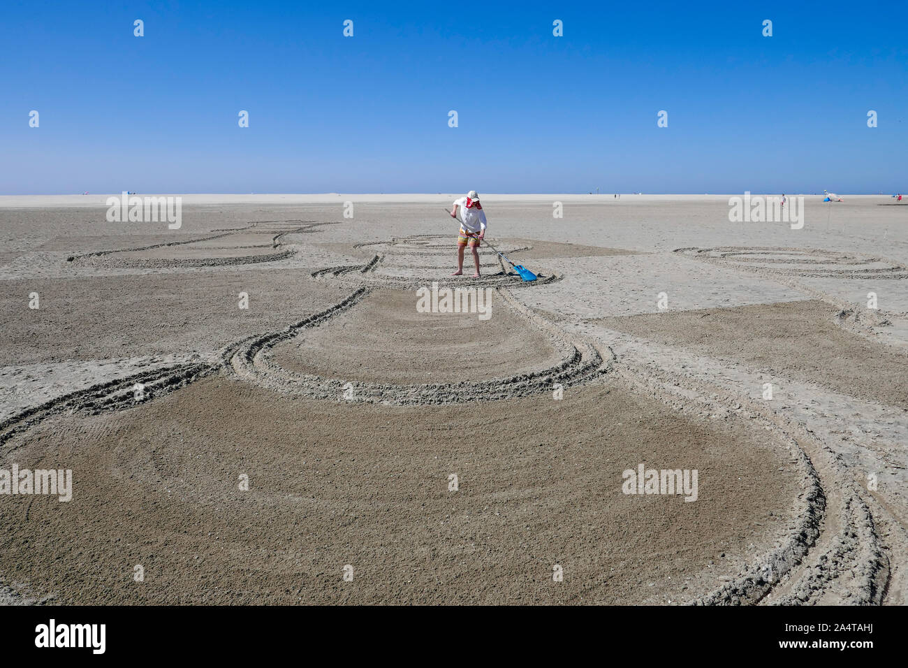Crear dibujos en la arena en la playa en Holanda Foto de stock