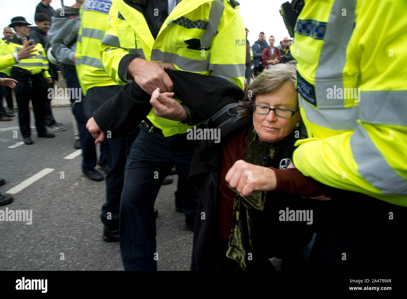 Extinción de rebelión, de Londres, el 10 de octubre de 2019. La acción en el aeropuerto de la City de Londres. Foto de stock