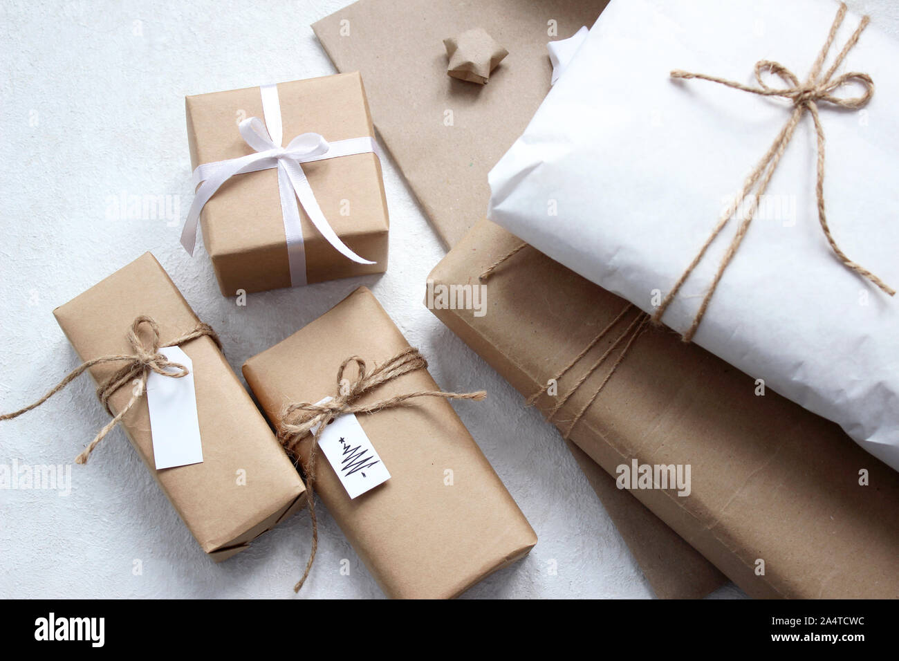 Regalos de vacaciones. Navidad y Año Nuevo. Cajas de regalo con estilo  minimalista Fotografía de stock - Alamy