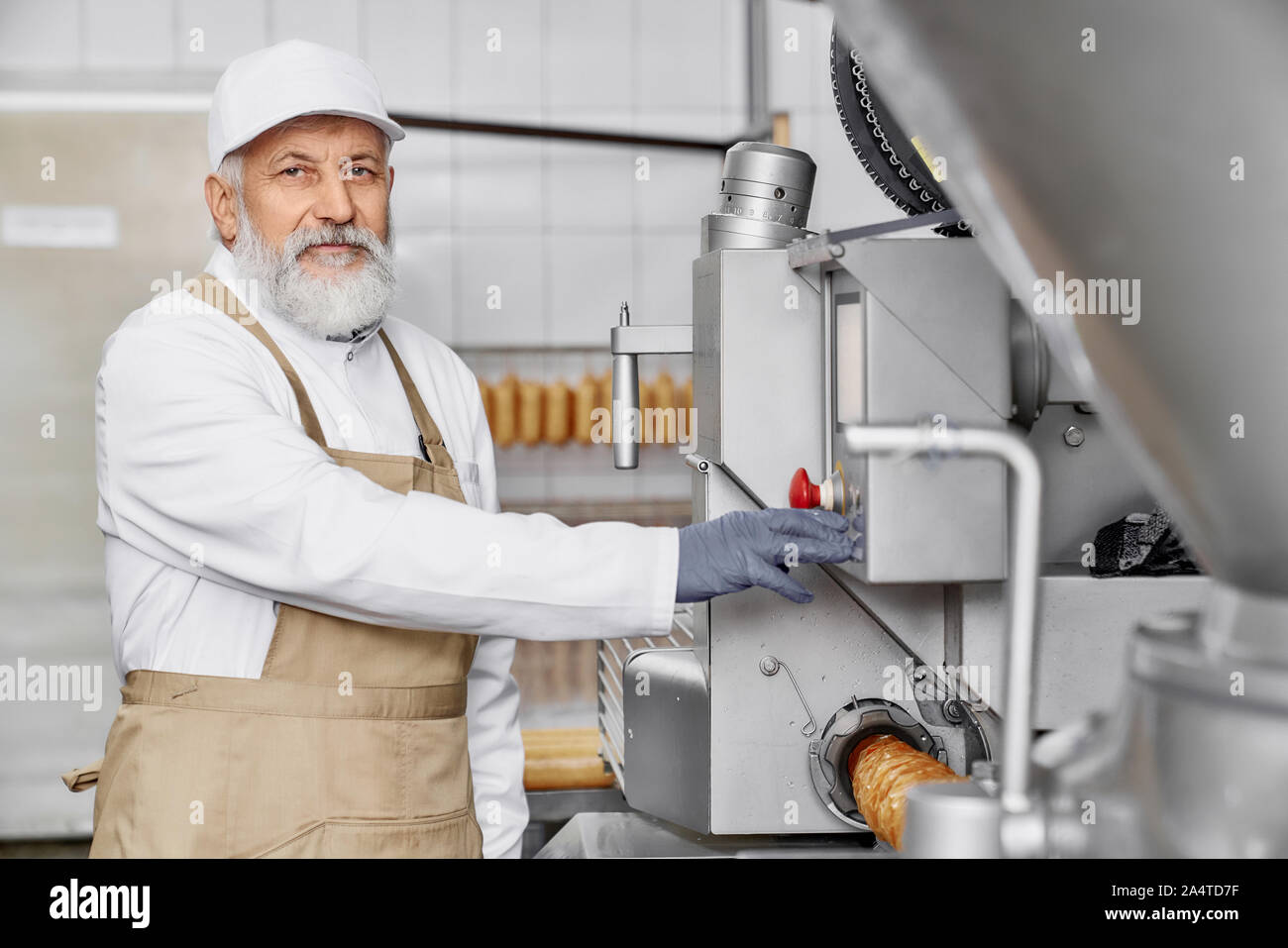 Carnicero hombre trabajando en la producción de carne y embutidos