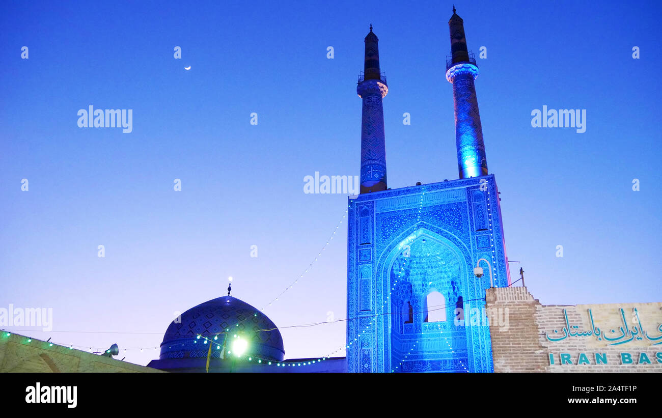 Linterna en el casco antiguo de la ciudad de Yazd, Irán. Parte de la Lista del Patrimonio Mundial de la UNESCO, el casco antiguo de la ciudad de Yazd características calles estrechas y las casas tradicionales. Foto de stock