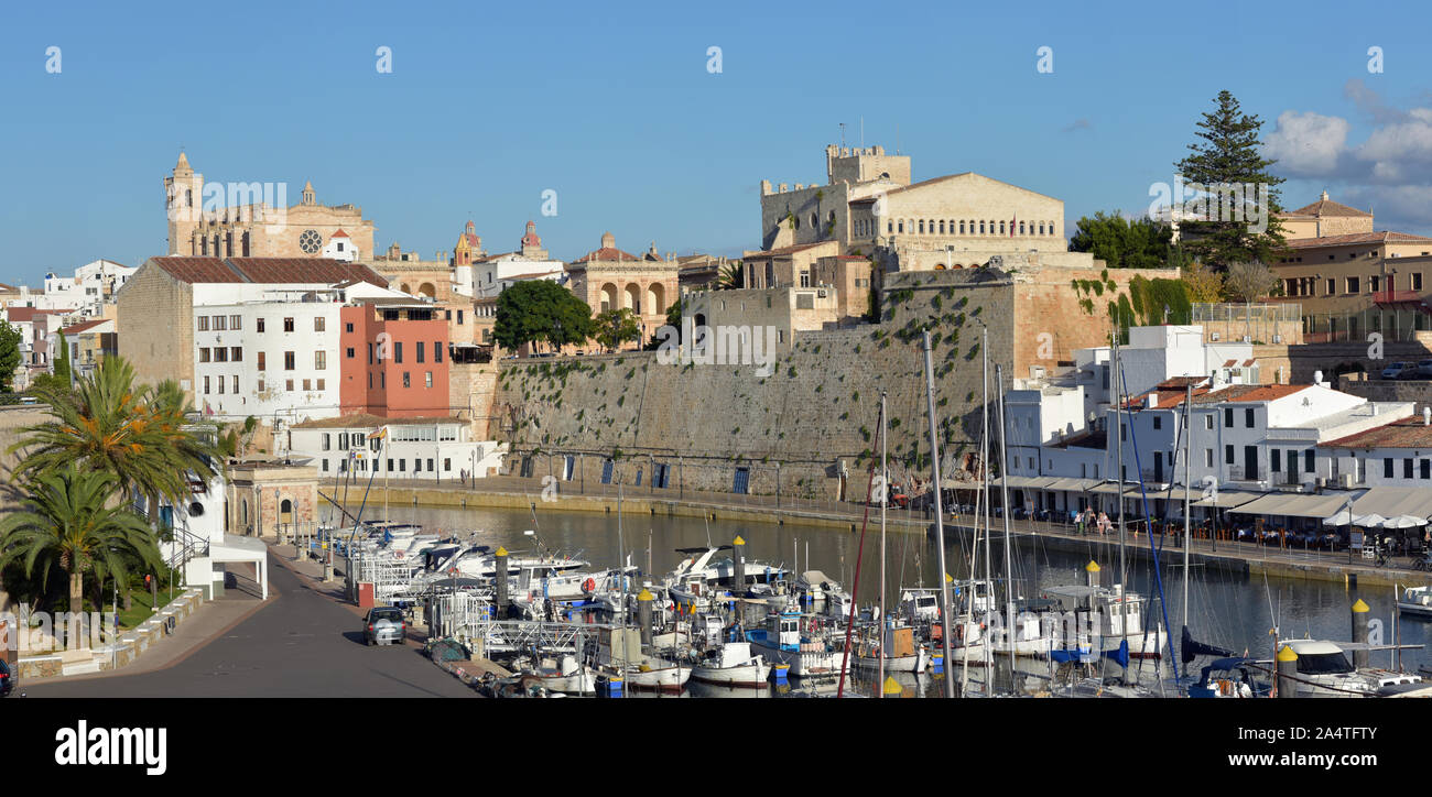 Ciutadella de Menorca es una ciudad portuaria en la costa oeste de Menorca, una de las Islas Baleares. Foto de stock