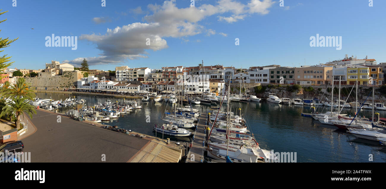 Ciutadella de Menorca es una ciudad portuaria en la costa oeste de Menorca, una de las Islas Baleares. Foto de stock