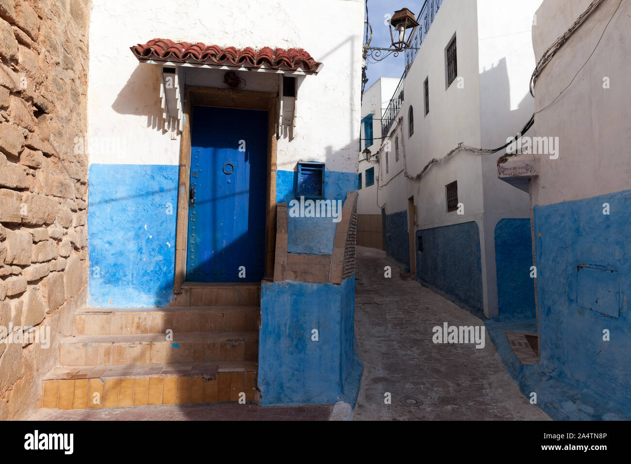 Casas marroquíes en un tradicional medina (antiguo pueblo). Colores típicos son el azul para la zona del Magreb. Foto de stock