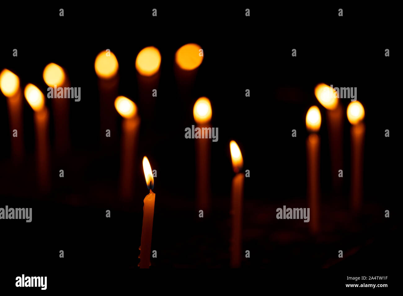 Diwali decoración de fondo - Velas en zigzag durante la celebración festiva de India. Concepto de hindúes, cristianos, budistas, la traditio Foto de stock