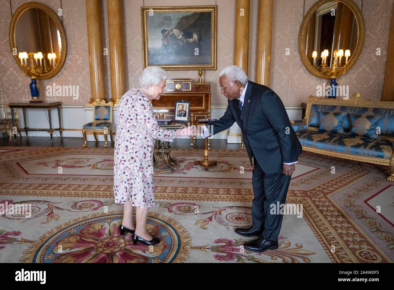La reina Isabel II recibe el Gobernador General de las Islas Salomón, David  Vunagi, durante una audiencia privada en el Palacio de Buckingham, en  Londres. PA la foto. Imagen Fecha: Miércoles, 16