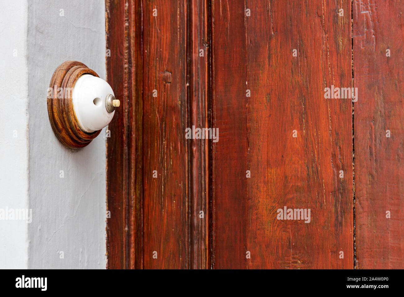 Pulsador de timbre de ceramica antigua por una puerta de una casa en Guia  de Isora, Tenerife, Islas Canarias, España Fotografía de stock - Alamy