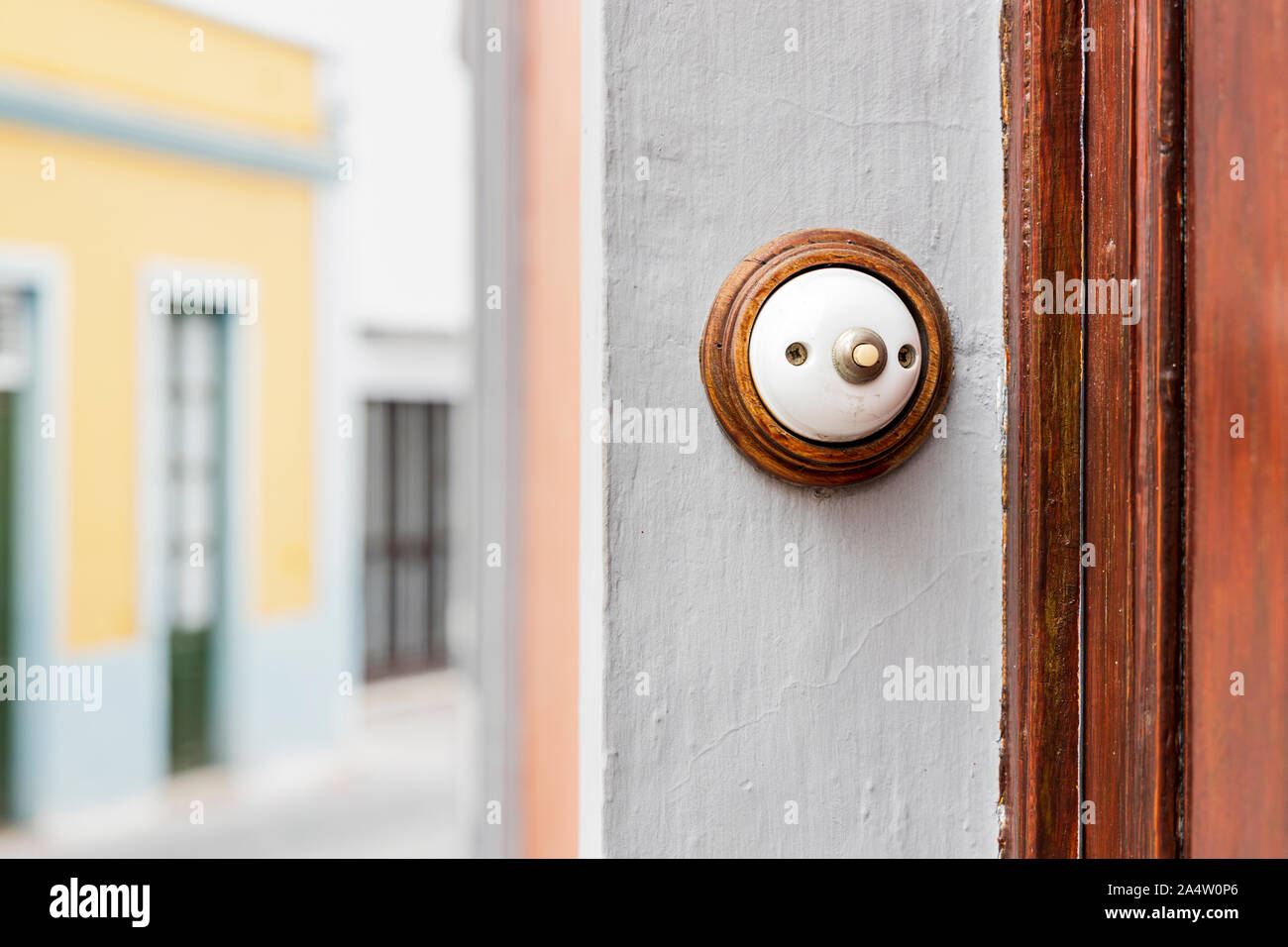 Pulsador de timbre de ceramica antigua por una puerta de una casa en Guia de  Isora, Tenerife, Islas Canarias, España Fotografía de stock - Alamy