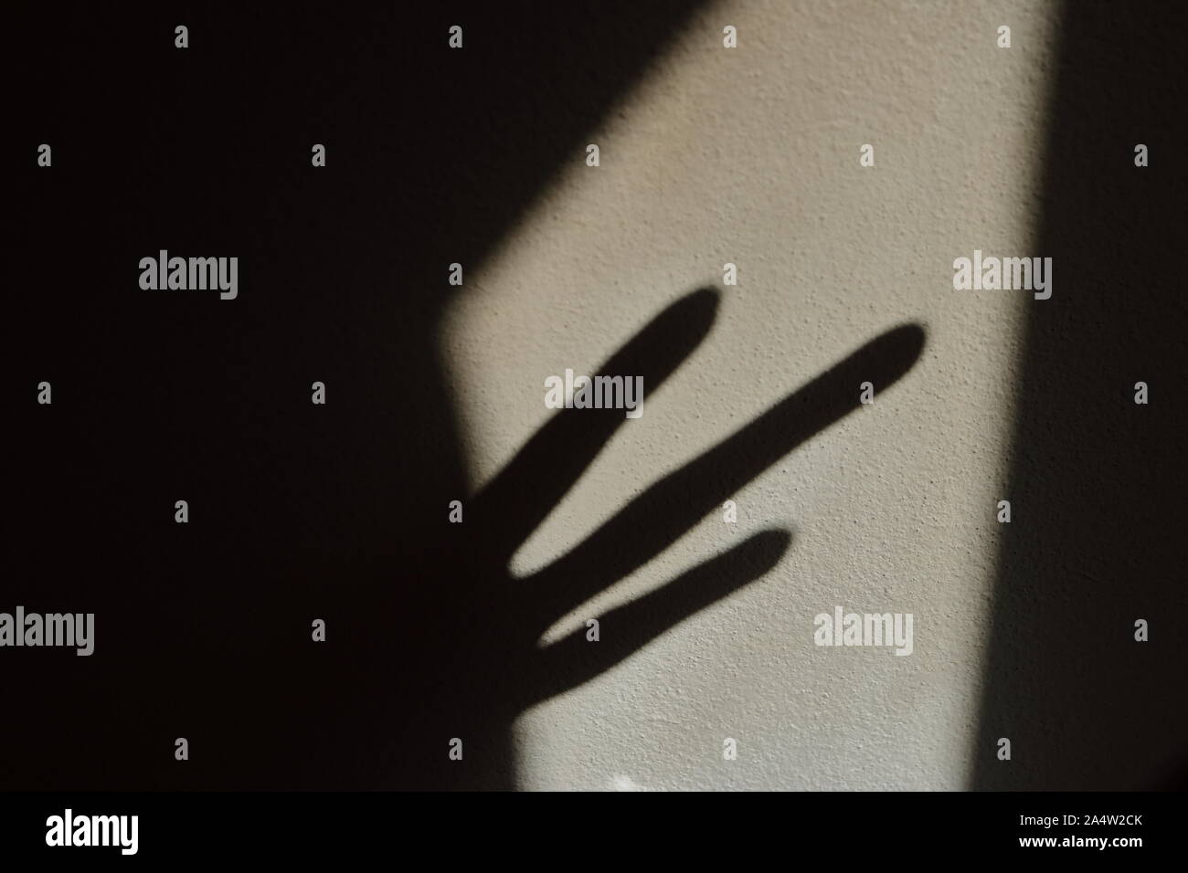 Closeup extrañas sombras en la pared asustarlo Foto de stock
