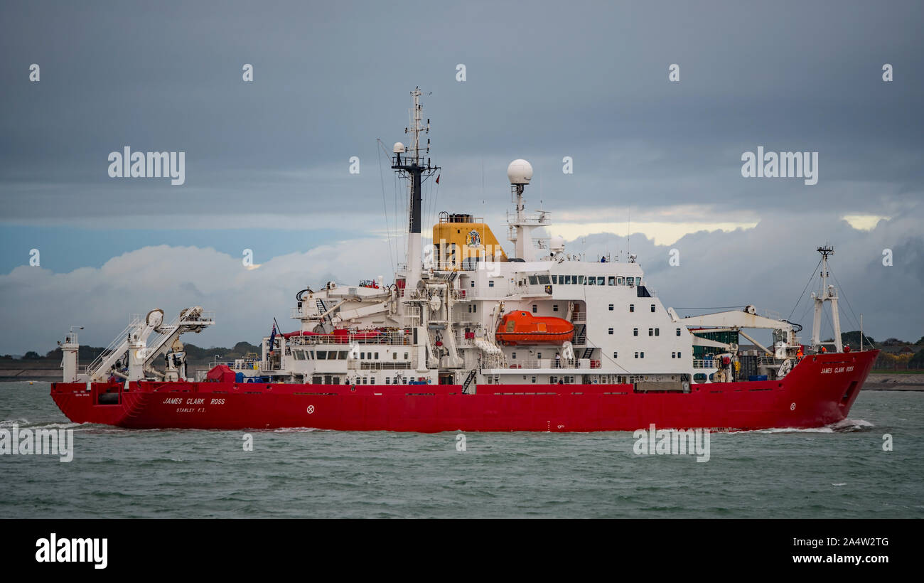 El British Antarctic Survey investigación científica barco RRS James Clark Ross llegar a Portsmouth, Reino Unido, 16/10/19 (AM) para una breve parada de logística. Foto de stock