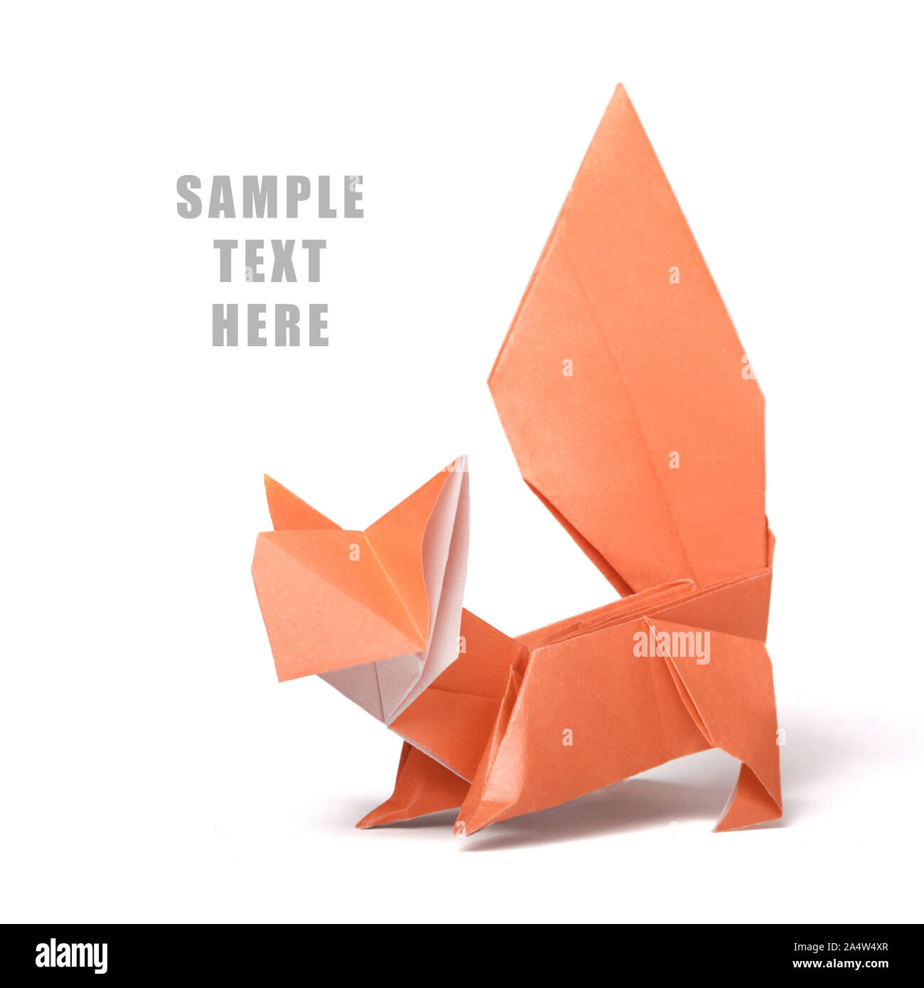 Papel Origami naranja sobre un fondo blanco ardilla Fotografía de stock -  Alamy