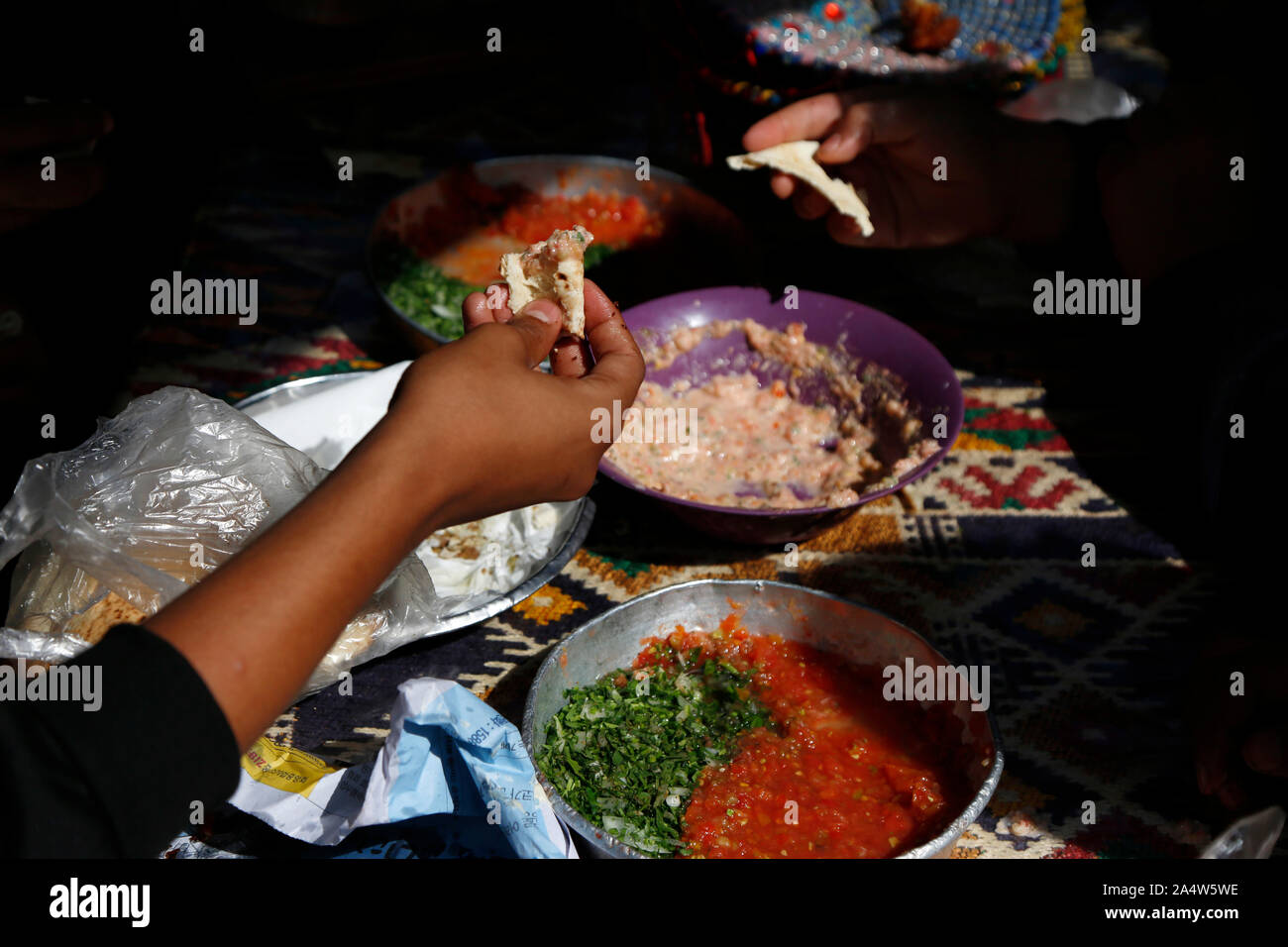 Sanaa. 16 Oct, 2019. Yemenitas tienen su desayuno en un restaurante en Sanaa, Yemen, 16 de octubre, 2019, el Día Mundial de la alimentación. El prolongado conflicto ha causado la peor crisis humanitaria mundial. Actualmente, unos 24 millones de yemenitas, o el 80 por ciento de la población, necesitan asistencia humanitaria y protección, con unos 20 millones carecen de seguridad alimentaria, según estadísticas previas de la ONU. Crédito: Mohammed Mohammed/Xinhua/Alamy Live News Foto de stock