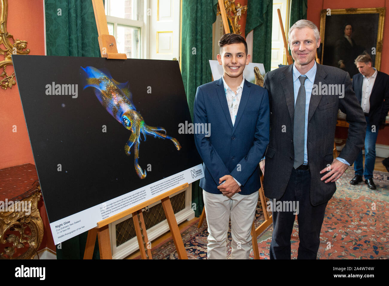 Ministro del Departamento de Medio Ambiente, Alimentación y Asuntos Rurales Zac Goldsmith cumple ganador del joven fotógrafo de Vida Silvestre del año competencia Cruz Erdmann (izquierda) en una recepción previsualizar imágenes desde el Museo de Historia Natural La 55ª Wildlife Photographer of the Year competencia en Downing Street, Londres. PA la foto. Imagen Fecha: Miércoles, 16 de octubre de 2019. Consulte PA Historia Medio Ambiente fotografía. Crédito de la foto debe leer: Dominic Lipinski / PA Wire Foto de stock