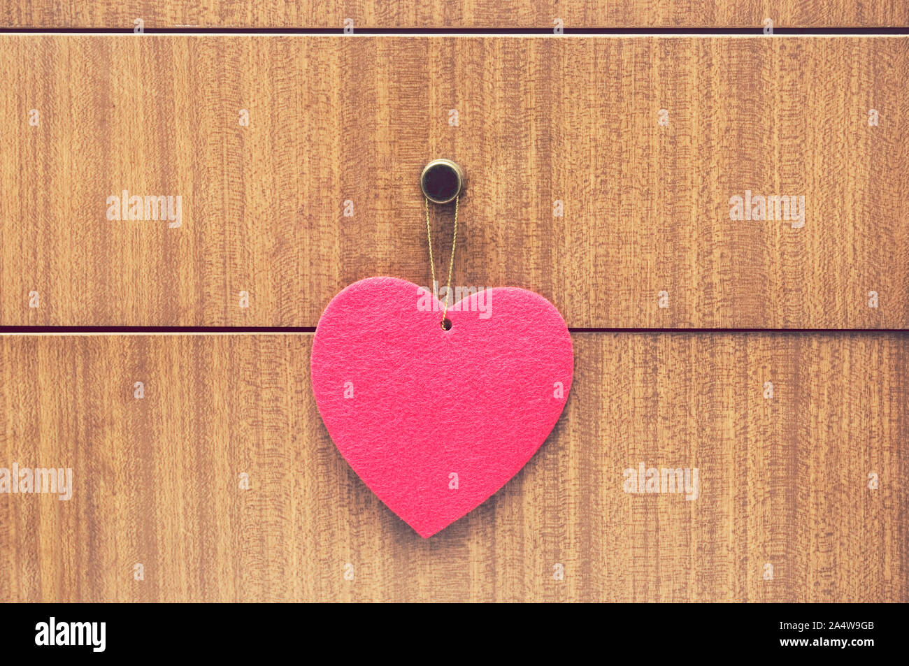 Un cajón colgado en forma de corazón Fotografía de stock - Alamy