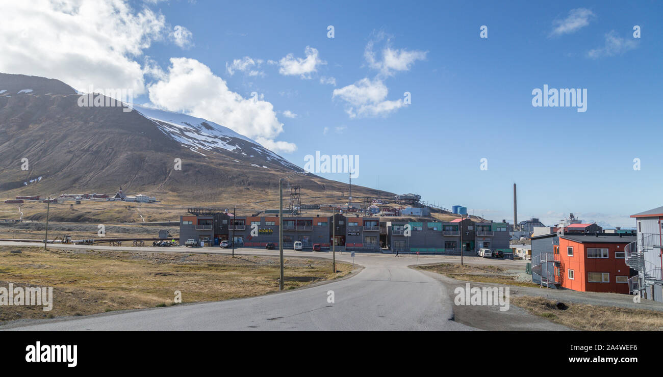 Una calle en Longyearbyen, Svalbard, Spitzbergen en el Ártico ...