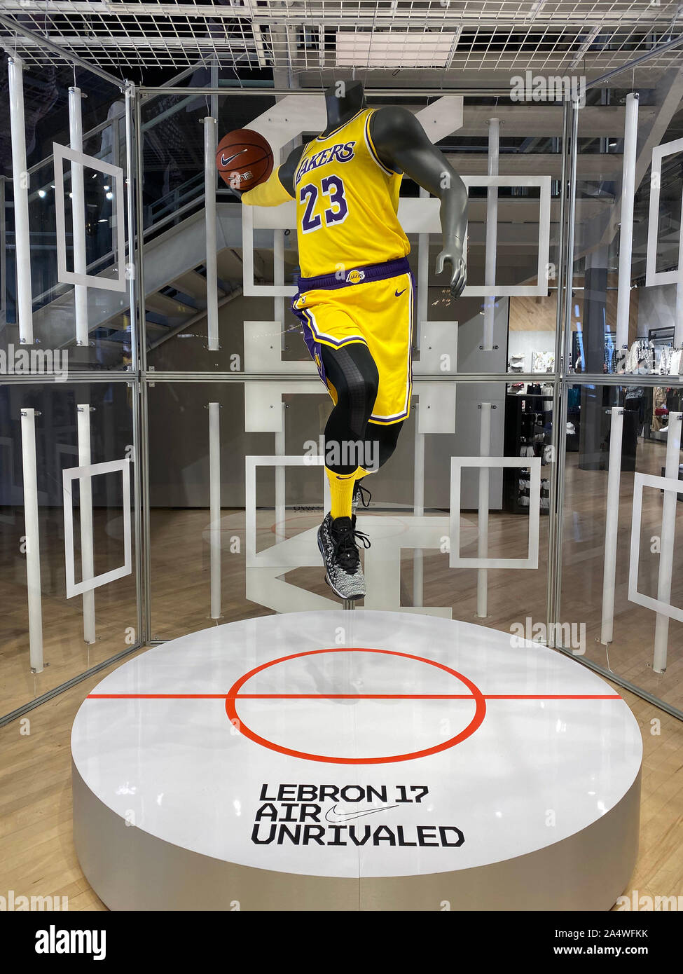 Los Ángeles, Estados Unidos . 14 Oct, 2019. Vista detallada de zapatillas  de baloncesto Nike Lebron 17 pantalla de Nike en el Grove en Los Angeles,  el lunes 14 de octubre de