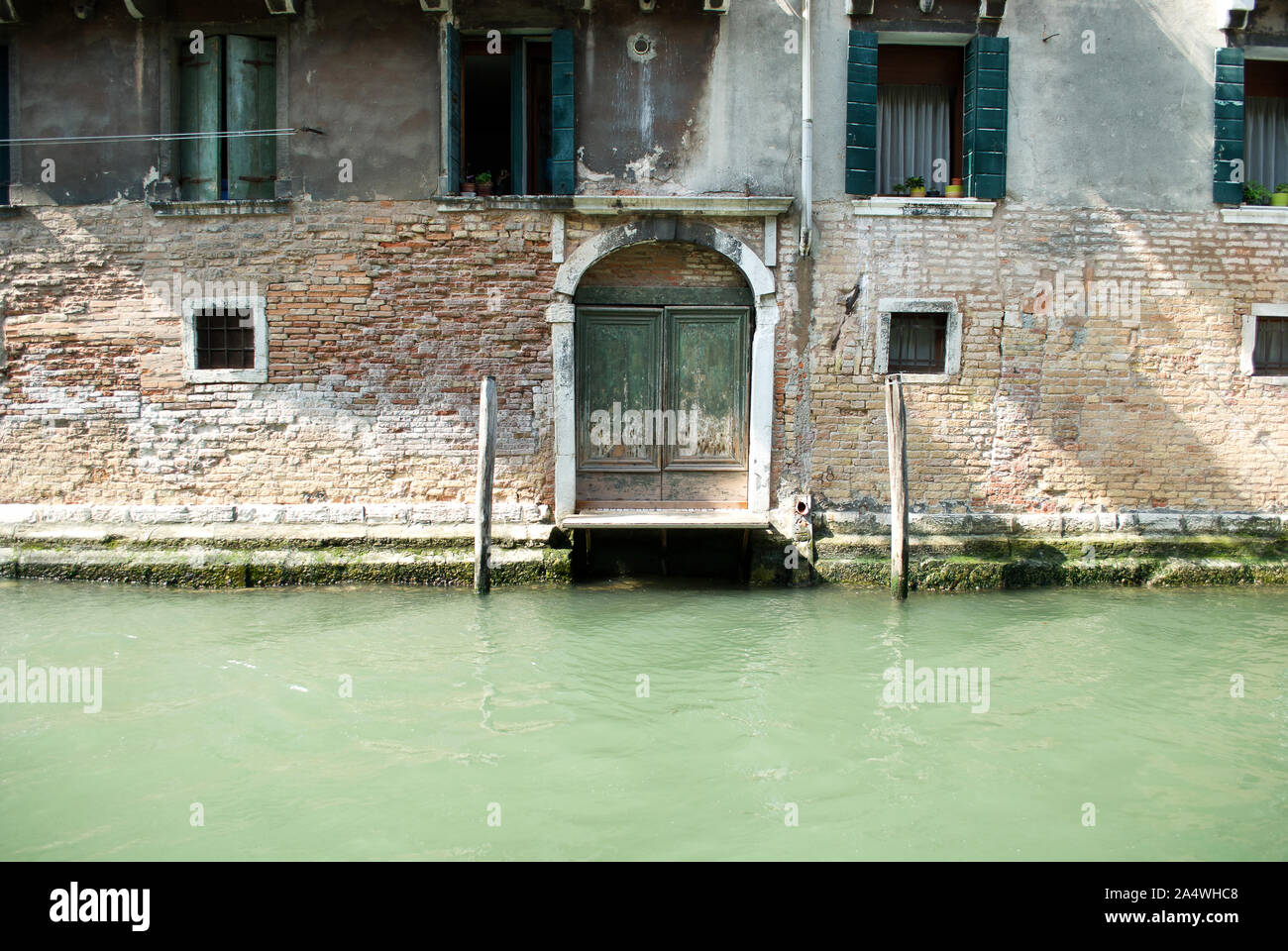 Una puerta con amarres para barcos en Venecia. Foto de stock