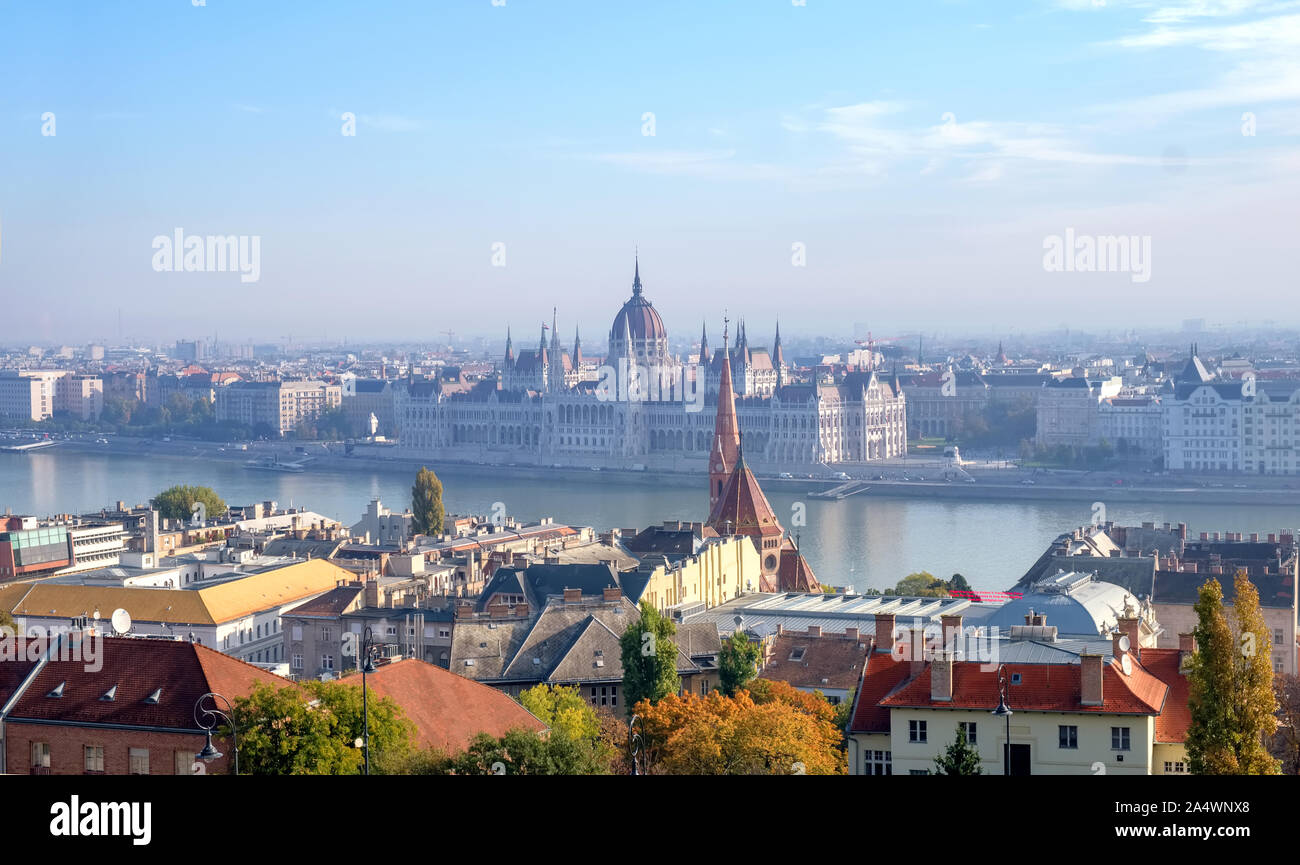 El magnífico panorama de Budapest, una vista del Danubio, del edificio del parlamento y de los tejados de la ciudad Foto de stock