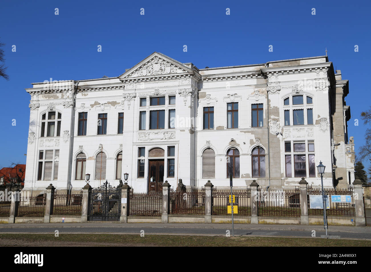 Europa, Deutschland, Mecklemburgo-Pomerania Occidental, Neustrelitz, ehemaliges Mecklenburg-Strelitzschen Hypothekenbank Gebäude der ' ' , Aufnahme vom 10. 03. 2014 . / Europa, en Alemania, en el Estado federado de Mecklemburgo-Pomerania Occidental, Neustrelitz, antiguo edificio de la ' ' Hypothekenbank Mecklenburg-Strelitzschen , foto del 10. 03. 2014 . Foto de stock