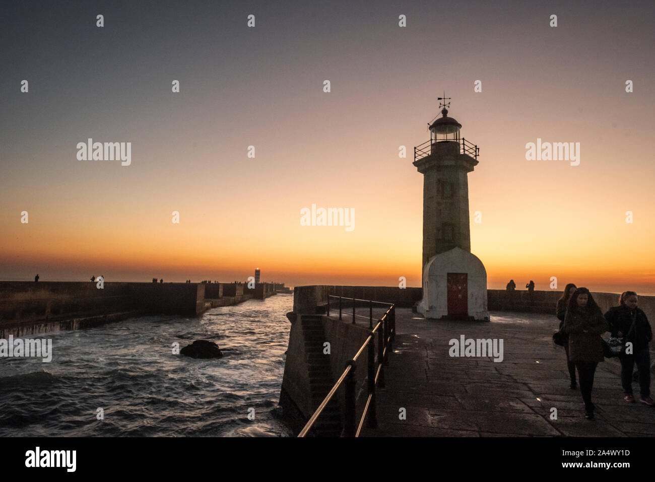 Atardecer en el faro en la desembocadura del río Douro. Foto de stock