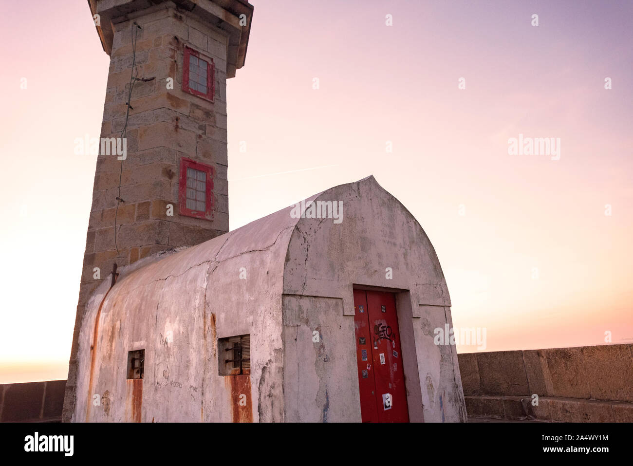 Atardecer en el faro en la desembocadura del río Douro. Foto de stock