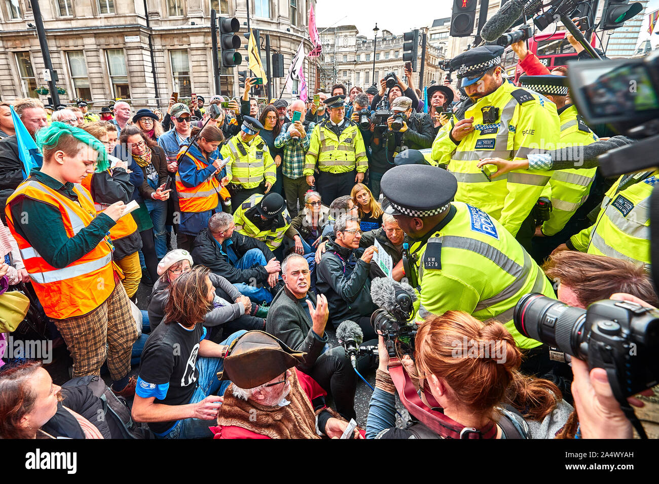 Londres, Reino Unido - 16 Oct, 2019: activistas ambientales George Monbiot y Jonathan Bartley en medio de los medios y la policía scrum antes de ser arrestado en Trafalgar Square. Foto de stock