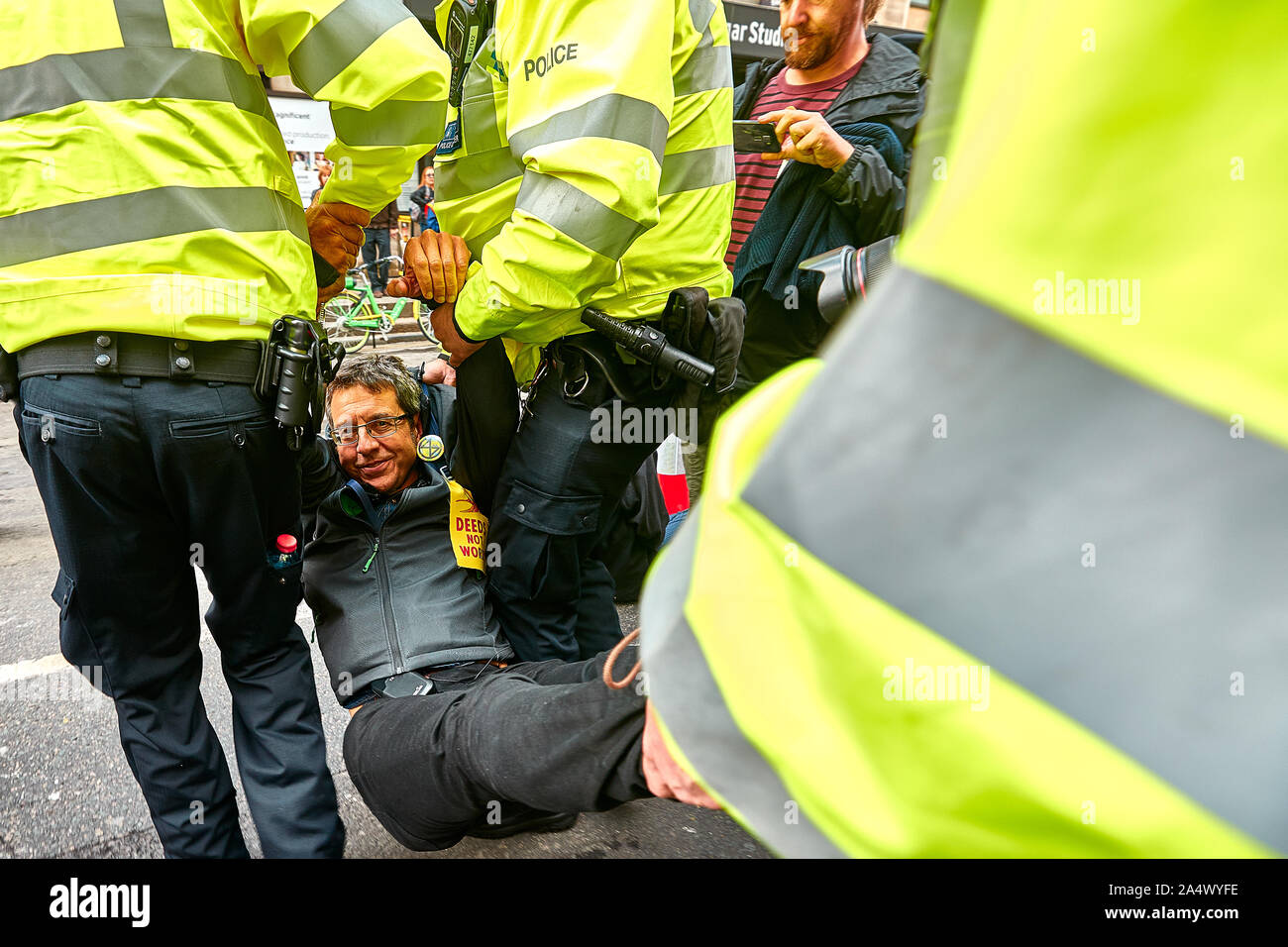Londres, Reino Unido - 16 Oct, 2019: activista ambiental George Monbiot es arrastrada por la policía tras el bloqueo de una carretera en Trafalgar Square. Foto de stock
