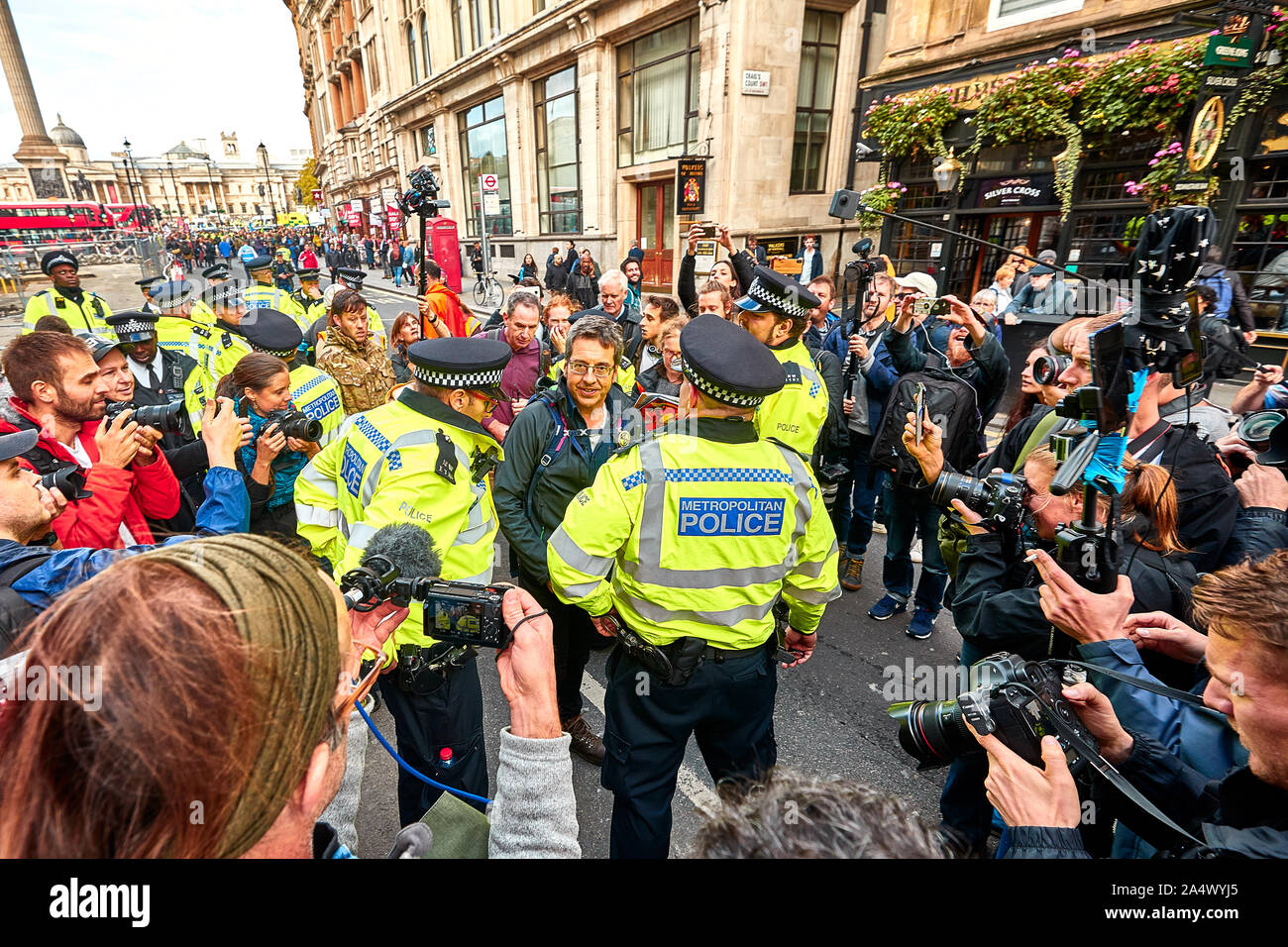 Londres, Reino Unido - 16 Oct, 2019: activista ambiental George Monbiot habla a los medios de comunicación tras su detención en Trafalgar Square. Foto de stock