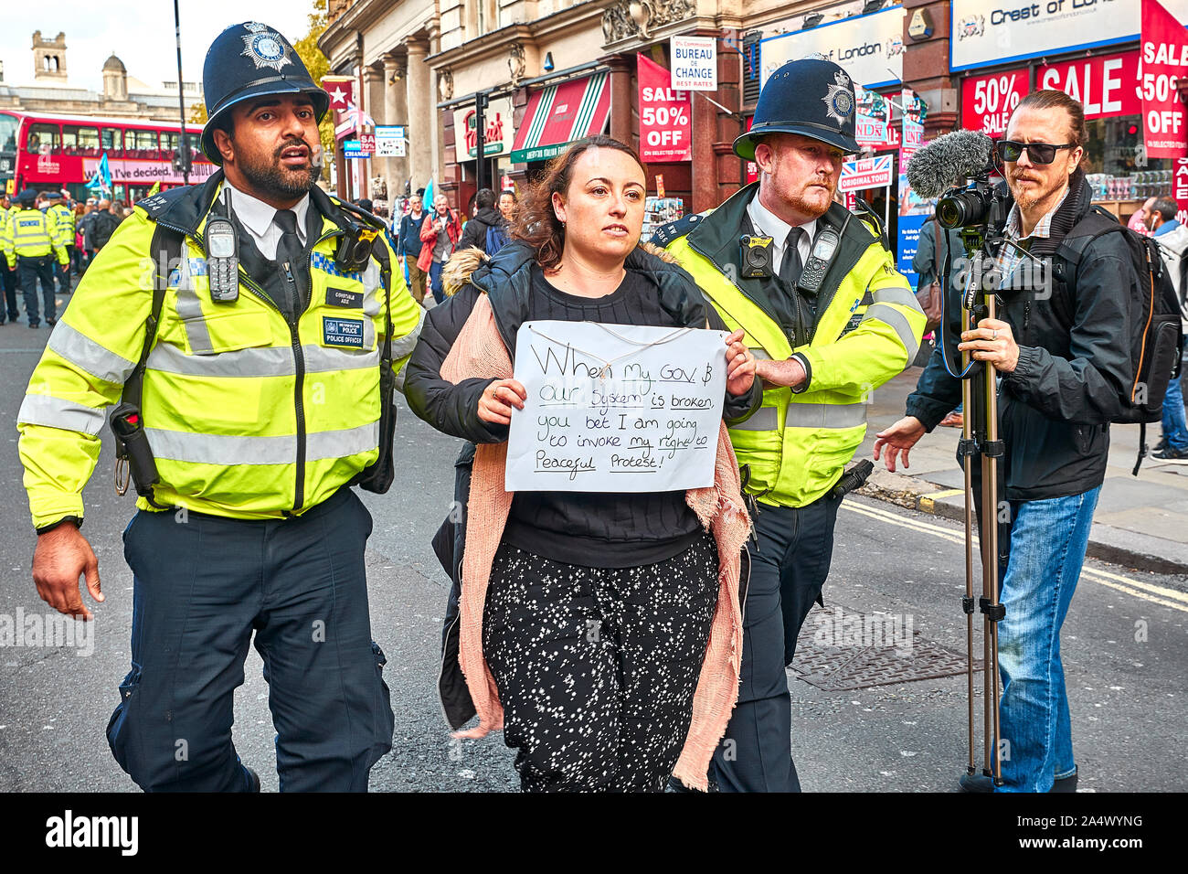 Londres, Reino Unido - 16 Oct, 2019: Una activista ambiental de la extinción, la rebelión es arrastrada por la policía tras el bloqueo de una carretera en Trafalgar Square. Foto de stock