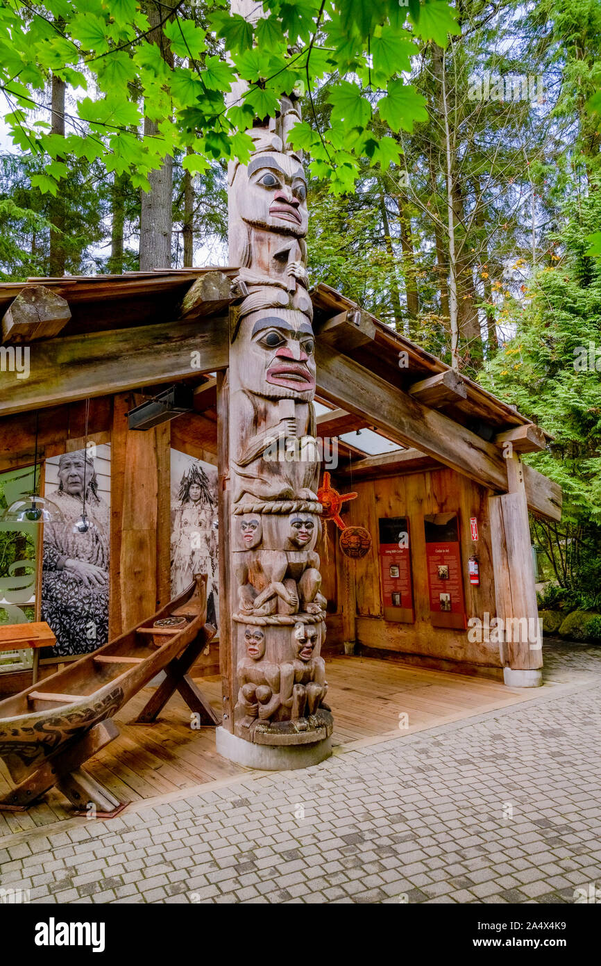 Las primeras naciones indígenas exhiben, Capilano Suspension Bridge Park, North Vancouver, British Columbia, Canadá Foto de stock
