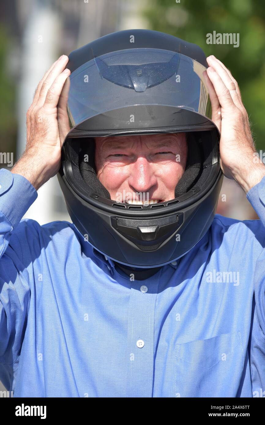 Hombre llevando casco de moto fotografías e imágenes de alta