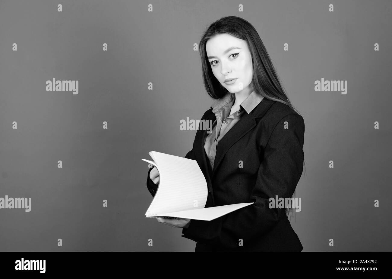La empresaria estudiante. Chica estudiante en ropa formal. Escuela de  Negocios. Manager con carpeta de documentos. Negocios y finanzas. Mujer traje  formal con la carpeta Notas. Listo para la lección. La educación