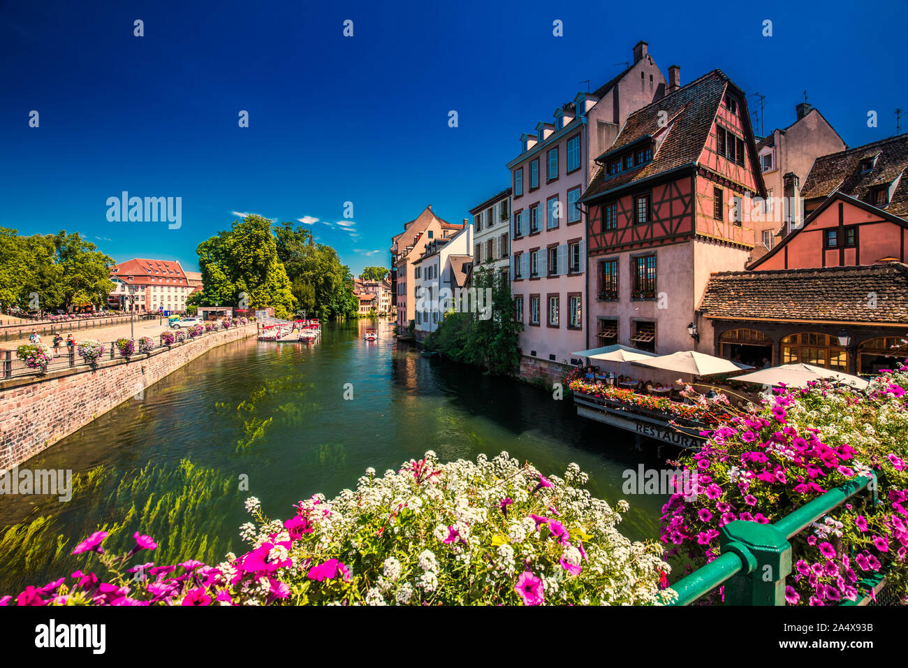 Estrasburgo, Francia - Agosto de 2019 - el antiguo centro de la ciudad de Estrasburgo, ciudad con casas coloridas, Estrasburgo, Alsacia, Francia, Europa. Foto de stock