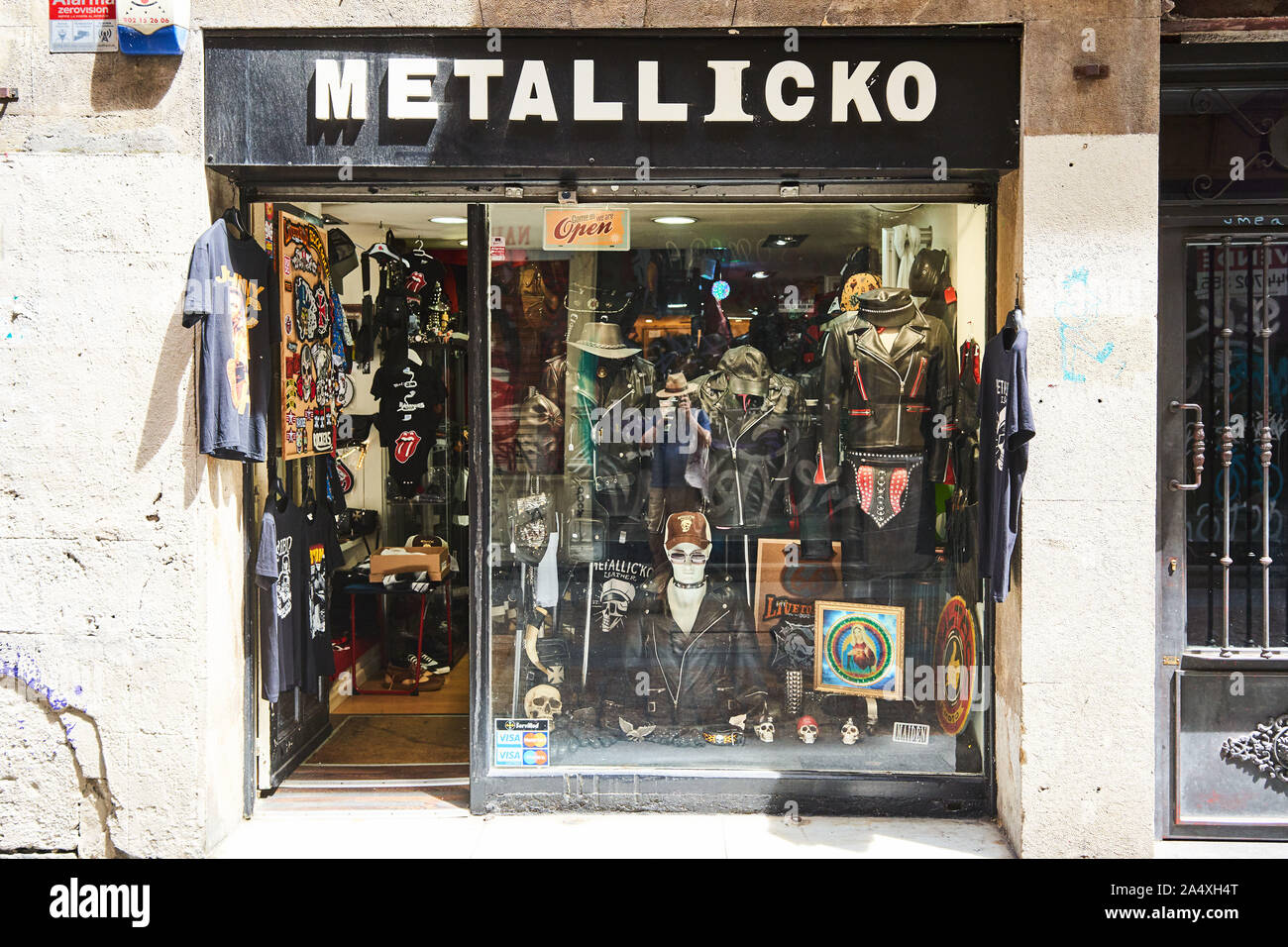 una música rock outfitters suministrando chaquetas, sombreros y accesorios typicaly desgastada por los fans de heavy metal y rock Fotografía de stock - Alamy