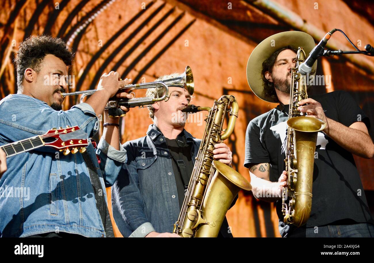 Los saxofonistas, trompeta con Nathaniel Rateliff & los sudores nocturnos, además de Miqueas Nelson, tocando en vivo en ayudas agrícolas, en East Troy, Wisconsin, EE.UU. Foto de stock
