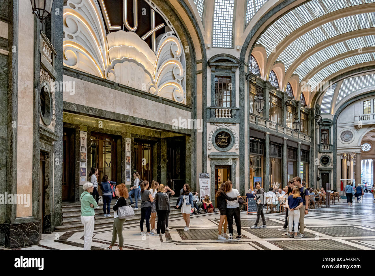 El cine Lux en el interior de la Galleria San Federico , un cielorraso de vidrio arcade art deco en el corazón de Turín, Italia Foto de stock