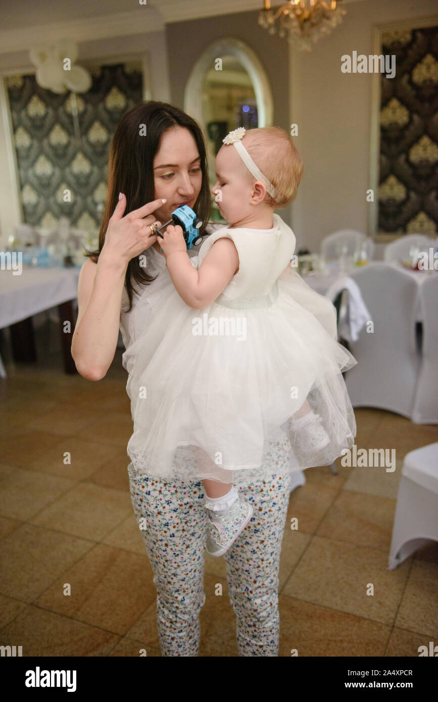 Nina De 1 Ano De Edad Parte Del Tiempo Madre Sosteniendo A Su Bebe Nina En La Mano Fiesta De Cumpleanos Autenticos De La Infancia Fotografia De Stock Alamy Nina De 1 Ano De Edad Parte Del Tiempo Madre Sosteniendo A Su Bebe Nina En La Mano Fiesta De Cumpleanos Autenticos De La Infancia Fotografia De Stock Alamy