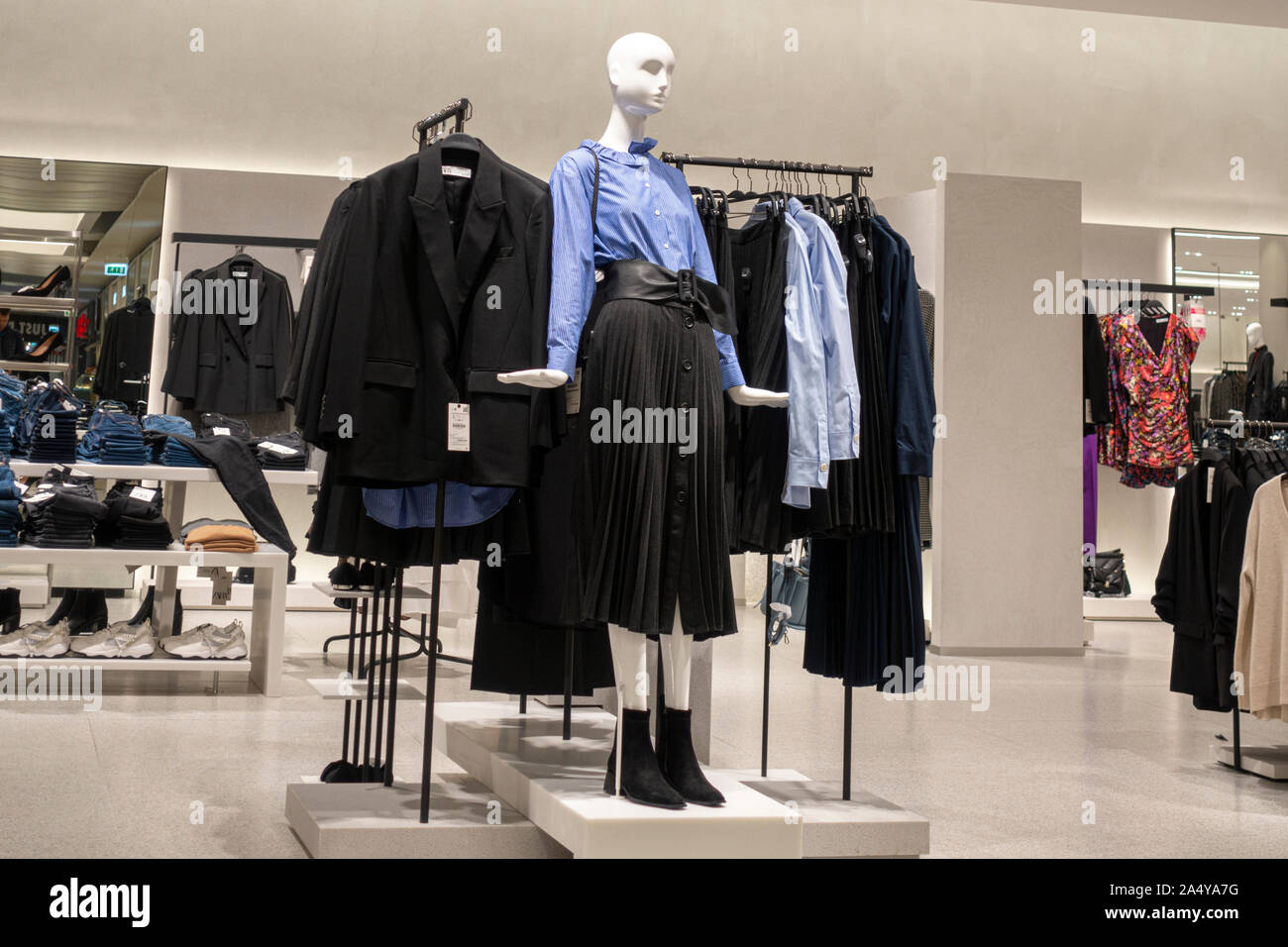 Vilna, Lituania - 3 de octubre de 2019 : Zara tienda ropa interior dentro del centro comercial Zara es español minorista de ropa Fotografía de stock - Alamy