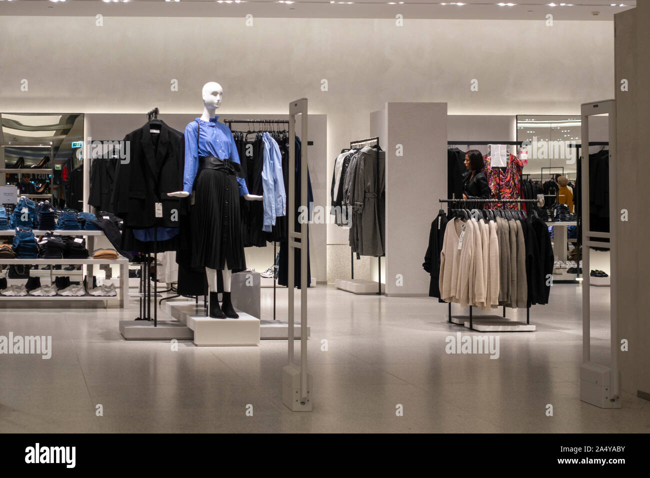 Vilna, Lituania - 3 de octubre de 2019 : Zara tienda de ropa interior  dentro del centro comercial Akropolis. Zara es popular español tienda  minorista de ropa Fotografía de stock - Alamy