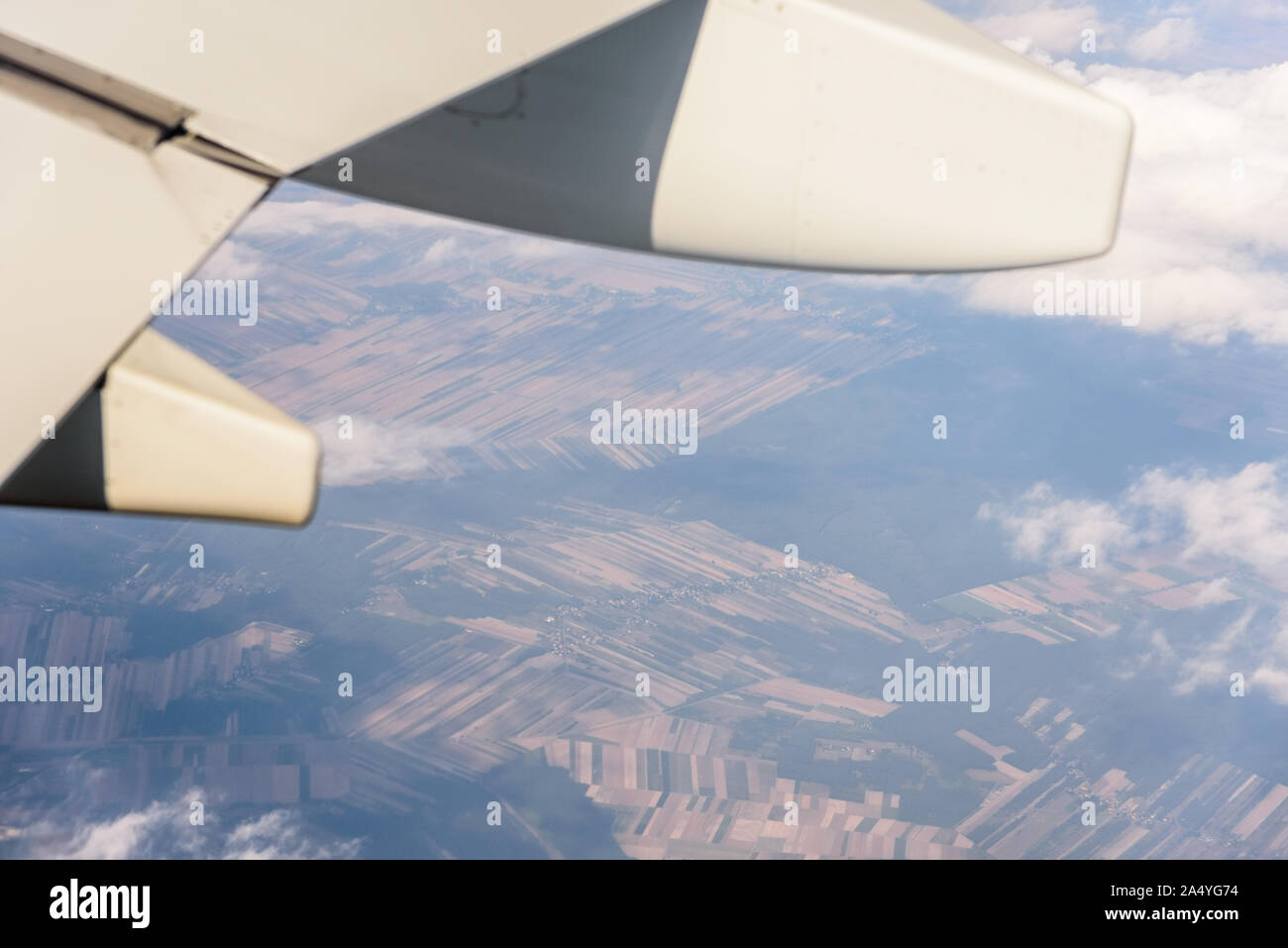 Los viajes aéreos, de alas de avión contra idílico cloudscape Foto de stock